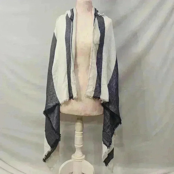 Francesca's Hooded Sleeveless Boho Vest/Cardigan - Picture 1 of 11